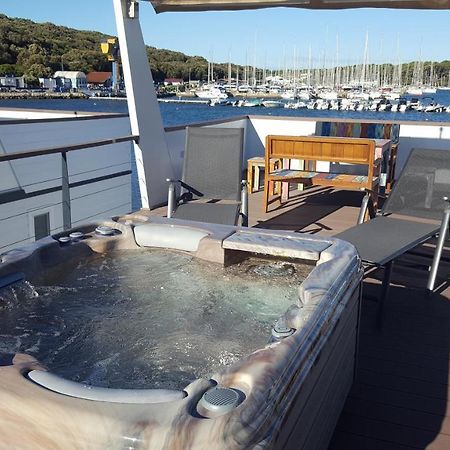 Hausboot Pula - Floating House Water Lily Otel Dış mekan fotoğraf