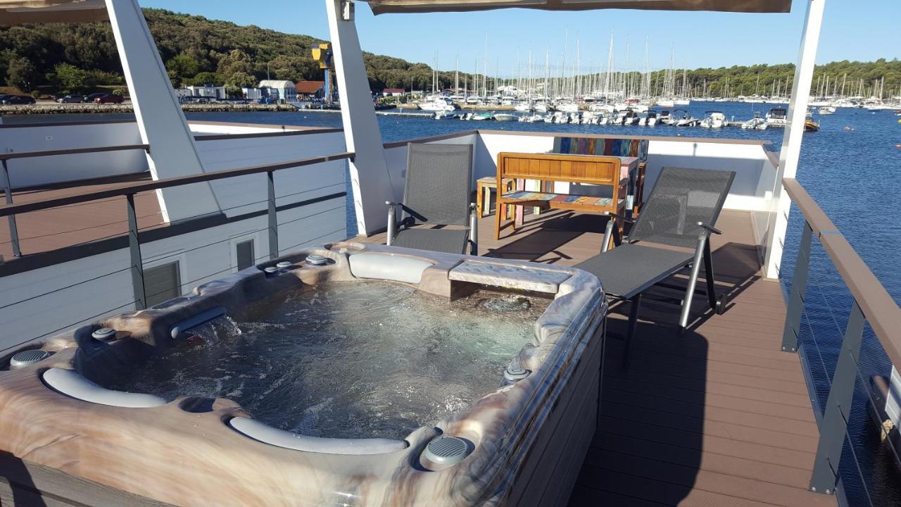Hausboot Pula - Floating House Water Lily Otel Dış mekan fotoğraf