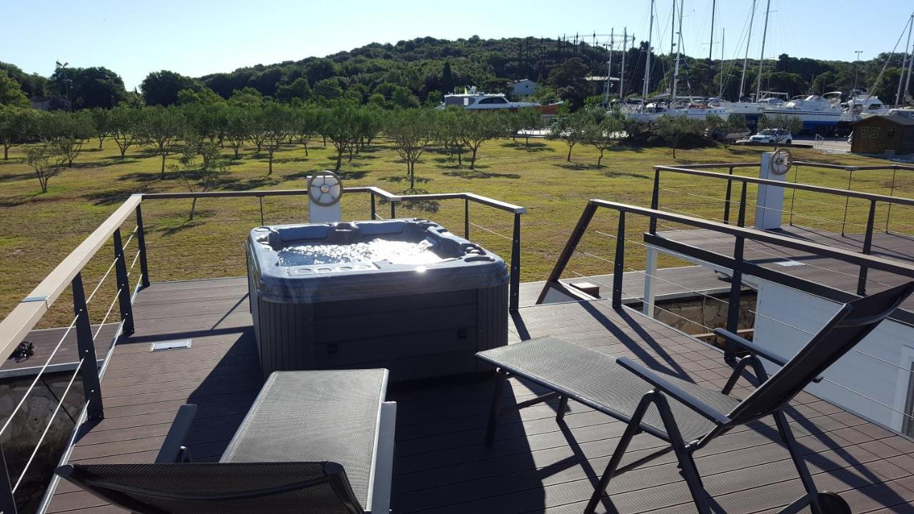 Hausboot Pula - Floating House Water Lily Otel Dış mekan fotoğraf