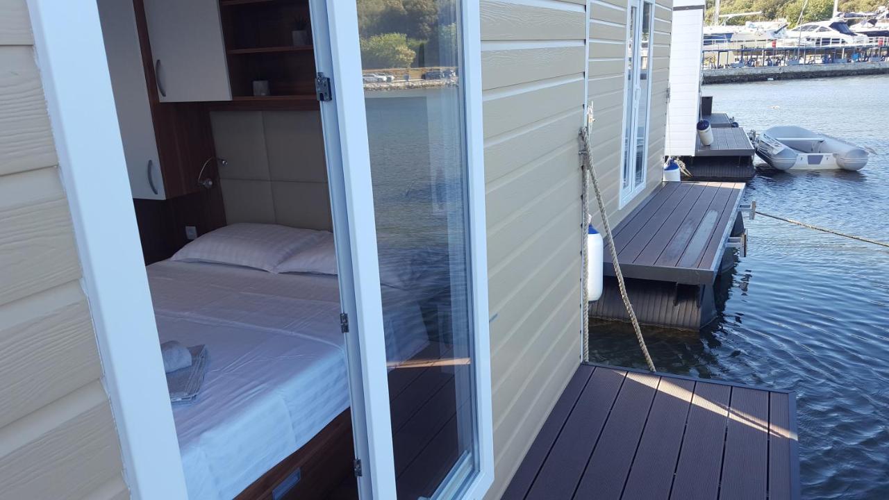 Hausboot Pula - Floating House Water Lily Otel Dış mekan fotoğraf