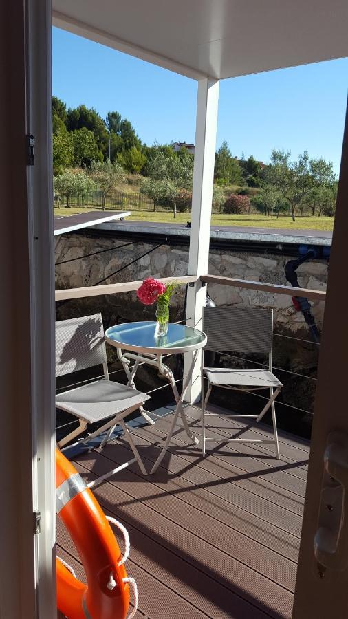 Hausboot Pula - Floating House Water Lily Otel Dış mekan fotoğraf