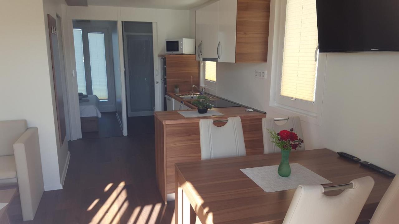 Hausboot Pula - Floating House Water Lily Otel Dış mekan fotoğraf