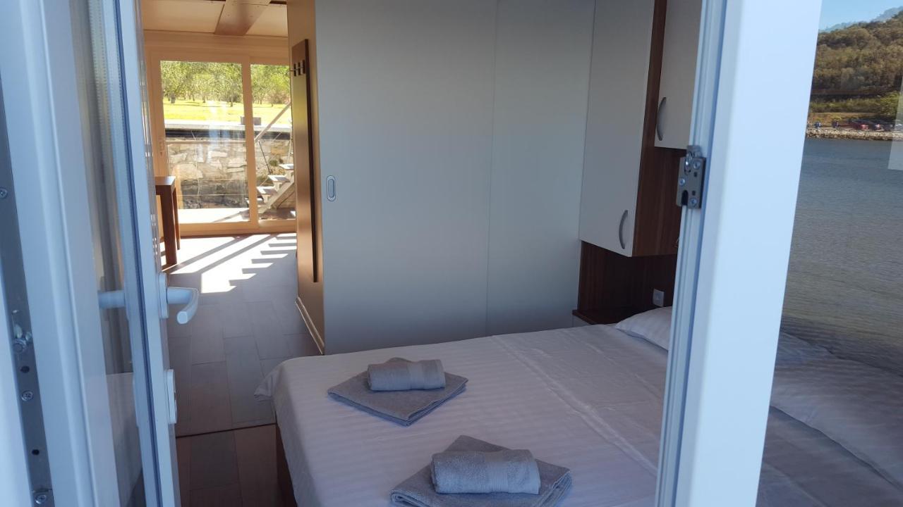 Hausboot Pula - Floating House Water Lily Otel Dış mekan fotoğraf